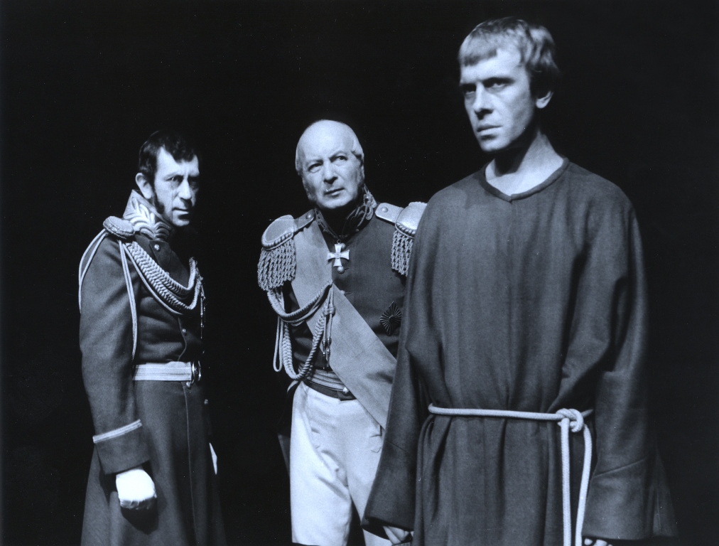 Jan Kobuszewski (Pelikan), Zdzisław Mrożewski (Senator), Józef Duriasz (Ksiądz Piotr) w „Dziadach” Adama Mickiewicza w reżyserii Kazimierza Dejmka, premiera: 25 listopada 1967. Fot. Franciszek Myszkowski / Archiwum Artystyczne Teatru Narodowego Jan Kobuszewski (Pelikan), Zdzisław Mrożewski (Senator), Józef Duriasz (Ksiądz Piotr) w „Dziadach” Adama Mickiewicza w reżyserii Kazimierza Dejmka, premiera: 25 listopada 1967. Fot. Franciszek Myszkowski / Archiwum Artystyczne Teatru Narodowego