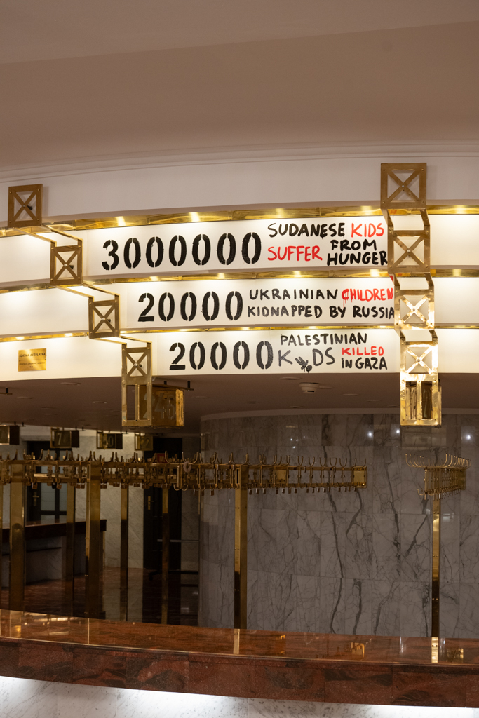 KRAJ(OBRAZ)WOJNY | wystawa Bartłomieja Kiełbowicza towarzysząca premierze TERMOPIL POLSKICH Tadeusza Micińskiego w reżyserii Jana Klaty. Fot. Marta Ankiersztejn