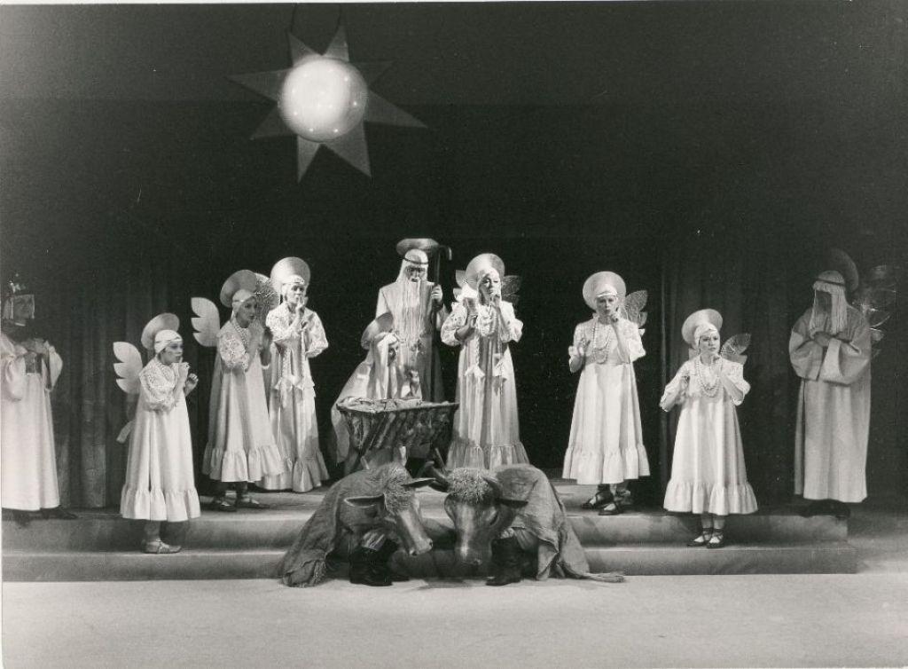 Scena zbiorowa z „Pastorałki” Leona Schillera w reżyserii Barbary Fijewskiej. Premiera w Teatrze Narodowym 24 listopada 1988. Fot. Karina Łopieńska / Archiwum Artystyczne Teatru Narodowego Scena zbiorowa z „Pastorałki” Leona Schillera w reżyserii Barbary Fijewskiej. Premiera w Teatrze Narodowym 24 listopada 1988. Fot. Karina Łopieńska / Archiwum Artystyczne Teatru Narodowego