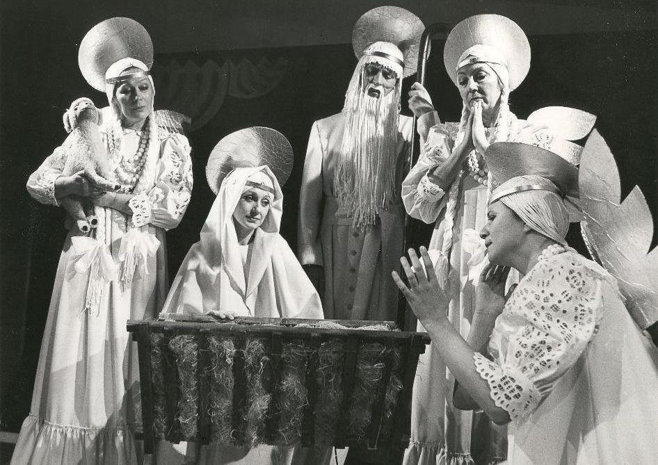 Scena zbiorowa z PASTORAŁKI Leona Schillera w reż. Barbary Fijewskiej. Premiera w Teatrze Narodowym 24 listopada 1988. Fot. Karina Łopieńska / Archiwum Artystyczne Teatru Narodowego