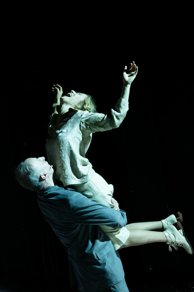 Cezary Kosiński (Faust), Hanna Wojtóściszyn (Małgorzata). Fot. Marta Ankiersztejn