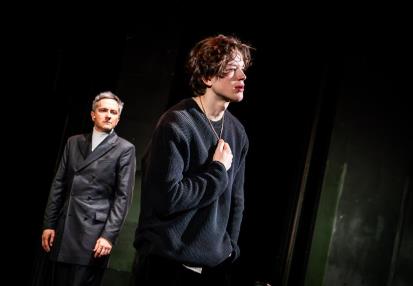 Przemysław Stippa (Horacjo), Hugo Tarres (Hamlet) w HAMLECIE Williama Shakespeare’a w reż. Jana Englerta. Fot. Marta Ankiersztejn
