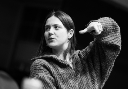 Klaudia Gębska, reżyserka MĘŻCZYŹNI OBJAŚNIAJĄ MI ŚWIAT Rebekki Solnit. Fot. Marta Ankiersztejn