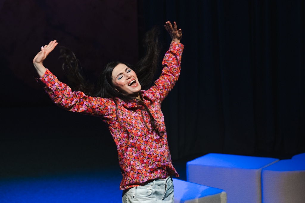 MĘŻCZYŹNI OBJAŚNIAJĄ MI ŚWIAT – próba dla mediów: Zuzanna Saporznikow (Agnieszka). Fot. Marta Ankiersztejn