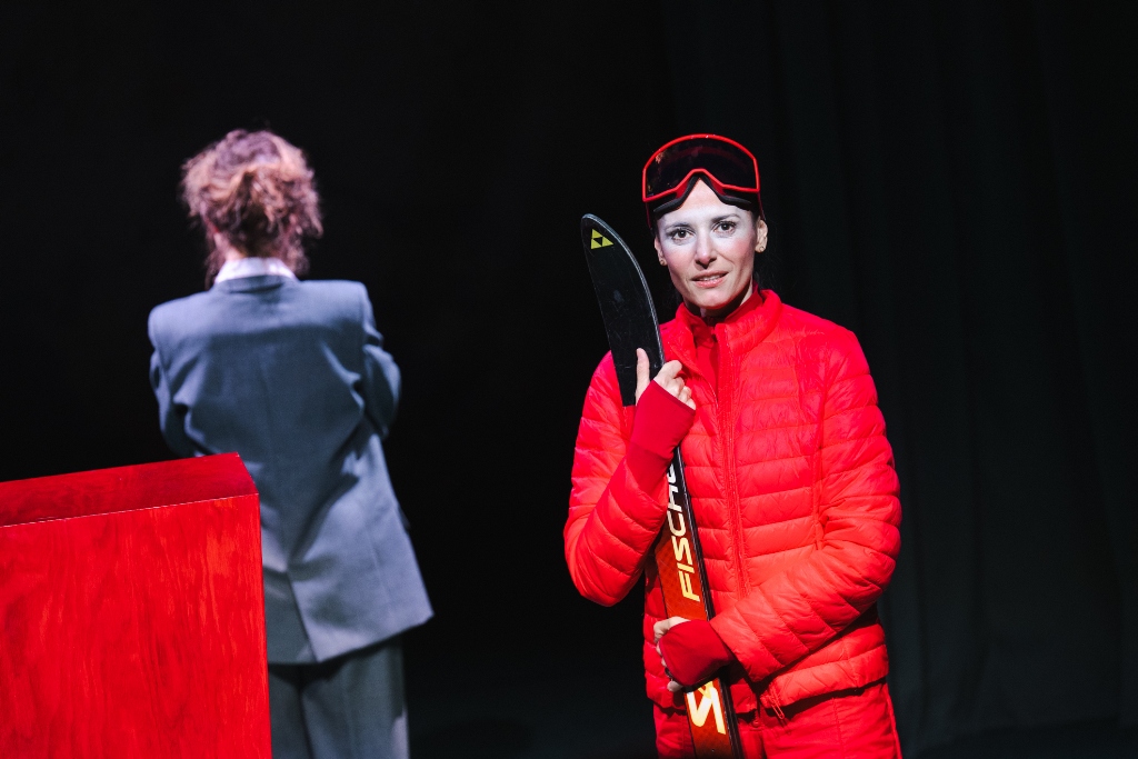 MĘŻCZYŹNI OBJAŚNIAJĄ MI ŚWIAT – próba dla mediów: Aleksandra Justa (Rebecca), Patrycja Soliman (Padawanka). Fot. Marta Ankiersztejn