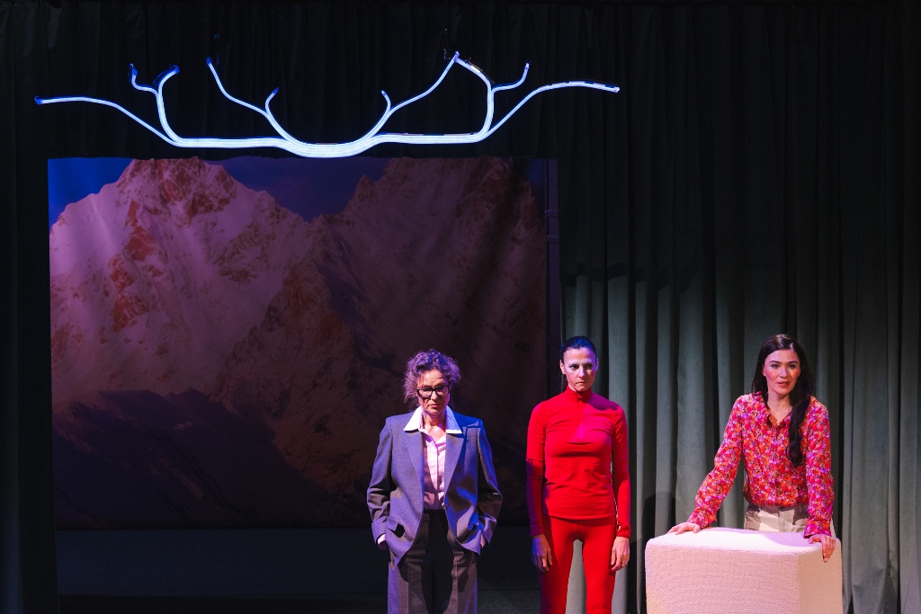 MĘŻCZYŹNI OBJAŚNIAJĄ MI ŚWIAT – próba dla mediów: Aleksandra Justa (Rebecca), Patrycja Soliman (Padawanka), Zuzanna Saporznikow (Agnieszka). Fot. Marta Ankiersztejn