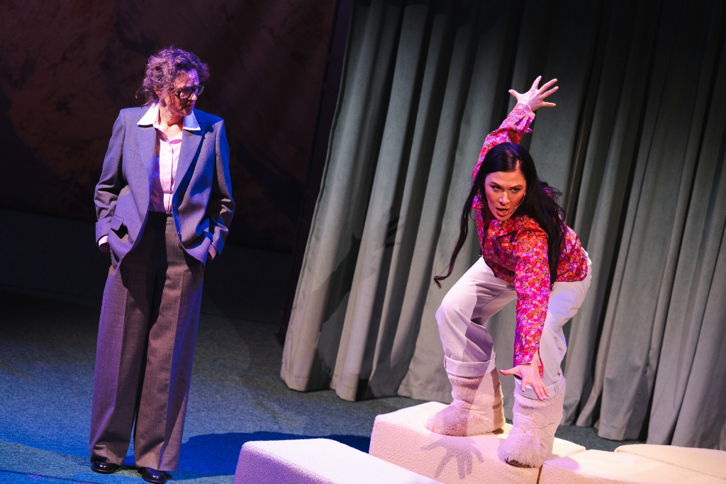 MĘŻCZYŹNI OBJAŚNIAJĄ MI ŚWIAT – próba dla mediów: Aleksandra Justa (Rebecca), Zuzanna Saporznikow (Agnieszka). Fot. Marta Ankiersztejn