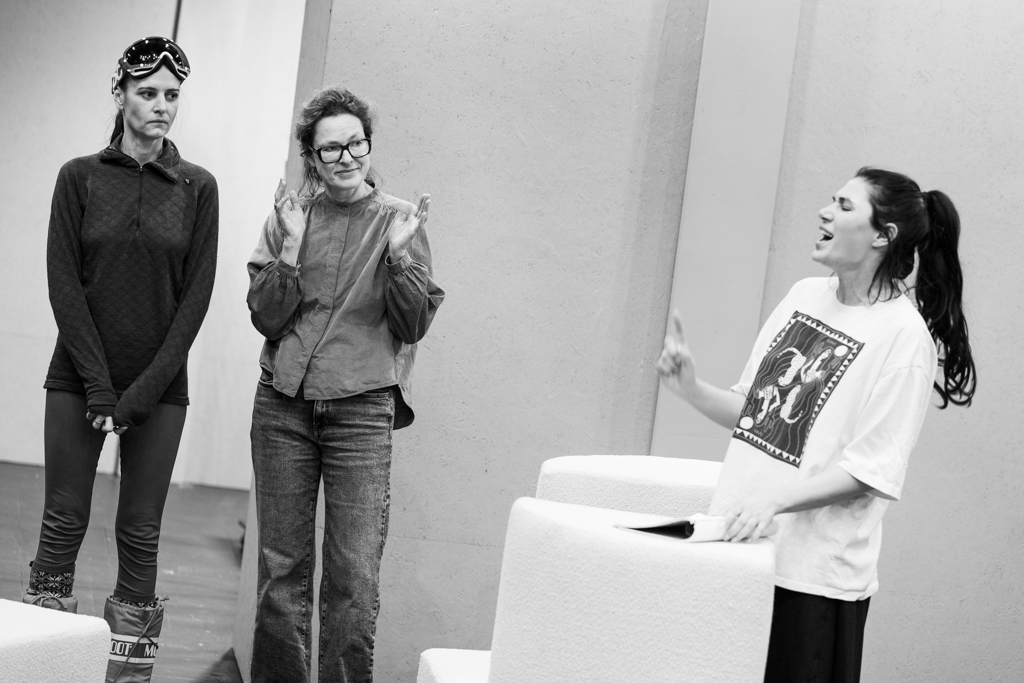 MĘŻCZYŹNI OBJAŚNIAJĄ MI ŚWIAT – próba: Patrycja Soliman (Padawanka), Aleksandra Justa (Rebecca), Zuzanna Saporznikow (Agnieszka). Fot. Marta Ankiersztejn