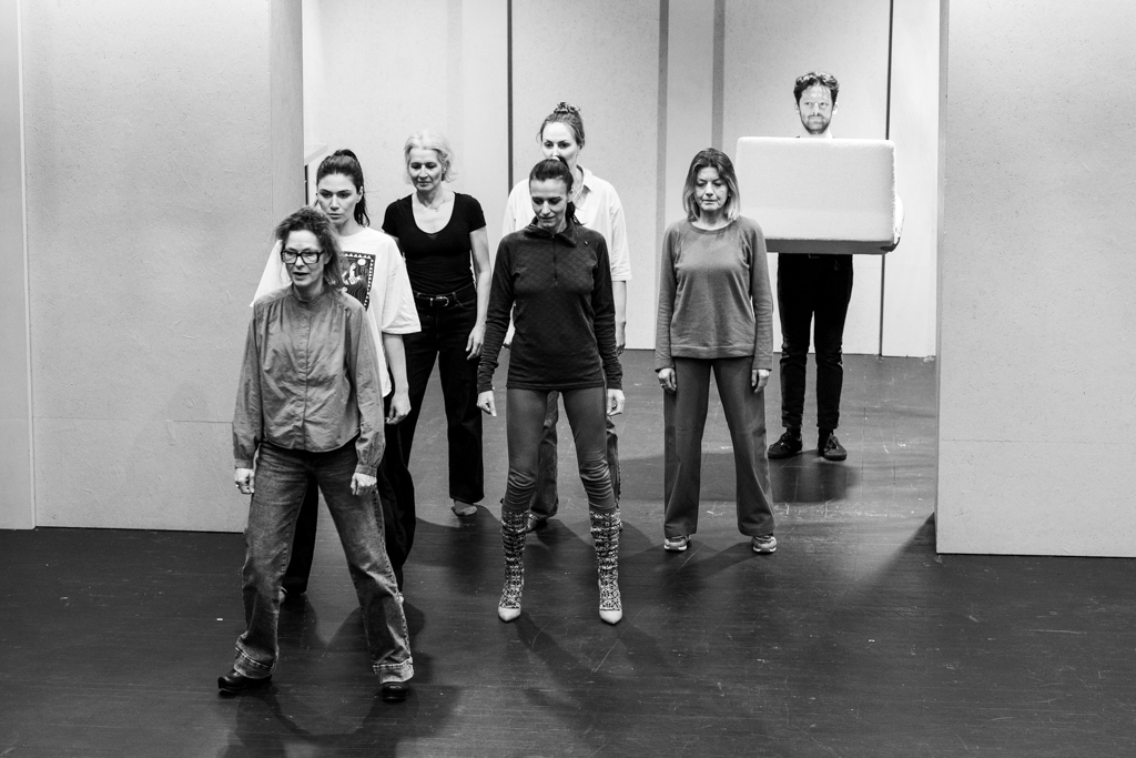 MĘŻCZYŹNI OBJAŚNIAJĄ MI ŚWIAT – próba: scena zbiorowa. Fot. Marta Ankiersztejn