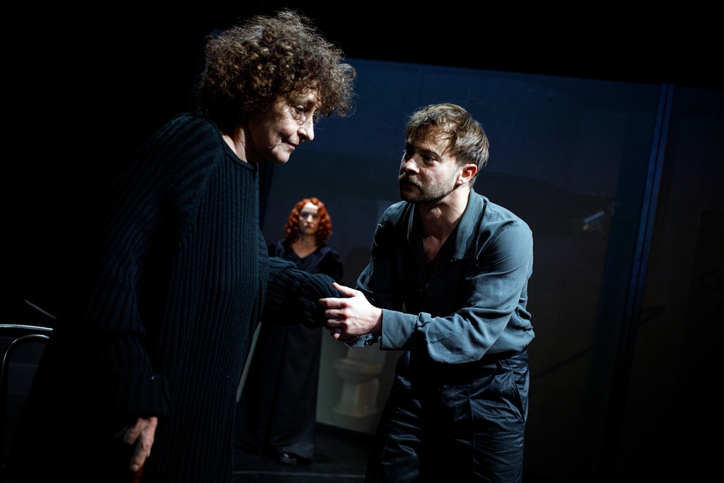 Beata Fudalej (Tadrachowa), Gabriela Muskała (Juliasiewiczowa z Dulskich), Kamil Mrożek (Zbyszko Dulski). Fot. Tobiasz Papuczys 