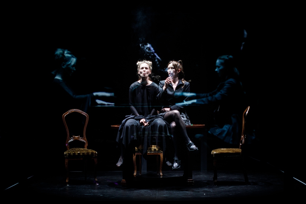 Michalina Łabacz (Mela Dulska), Paulina Szostak (Hesia Dulska). Fot. Tobiasz Papuczys 