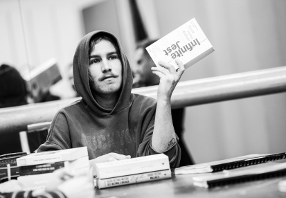 NIEWYCZERPANY ŻART Davida Fostera Wallace’a – próba czytana: Kamil Białaszek (reżyser). Fot. Marta Ankiersztejn