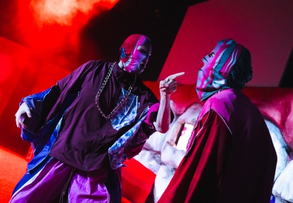 Hubert Woliński (Gangster), Paweł Brzeszcz (Gangster) w NIEWYCZERPANYM ŻARCIE wg Davida Fostera Wallace’a w reż. Kamila Białaszka. Fot. Marta Ankiersztjn