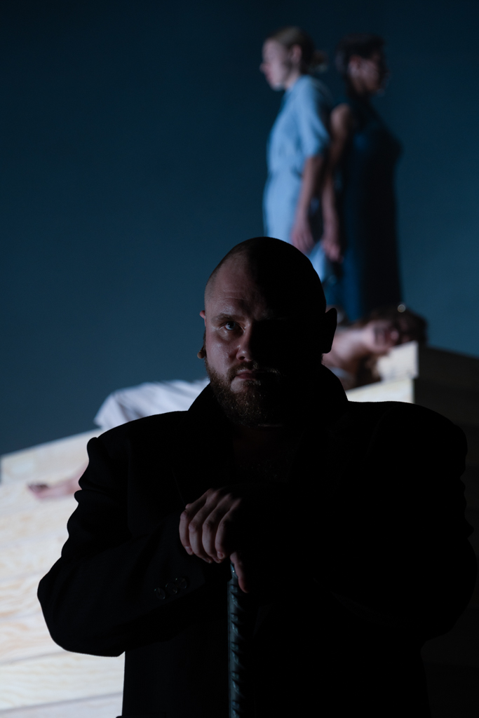 Na pierwszym planie: Robert Czerwiński (Agamemnon). Fot. Mariia Shulga