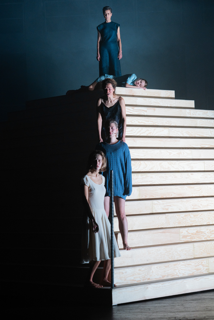 Od góry: Danuta Stenka (Hekuba), Karolina Staniec (Kasandra), Aleksandra Justa (Klitajmestra), Ewa Bukała (Elektra), Hanna Wojtóściszyn (Ifigenia). Fot. Mariia Shulga