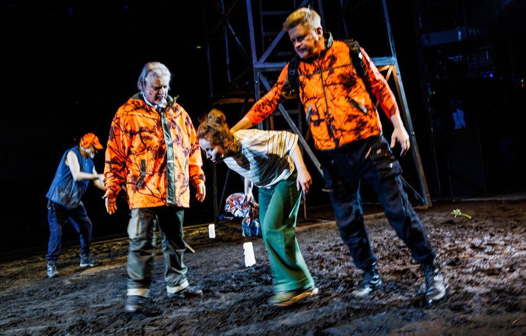 Jacek Mikołajczak (Wielka Stopa), Mirosław Konarowski (Prezes), Dominika Kluźniak (Janina Duszejko), Piotr Grabowski (Komendant). Fot. Przemysław Jendroska