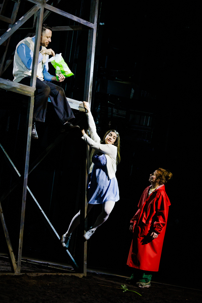 Adam Szczyszczaj (Dyzio), Justyna Kowalska (Dobra Nowina), Dominika Kluźniak (Janina Duszejko). Fot. Przemysław Jendroska