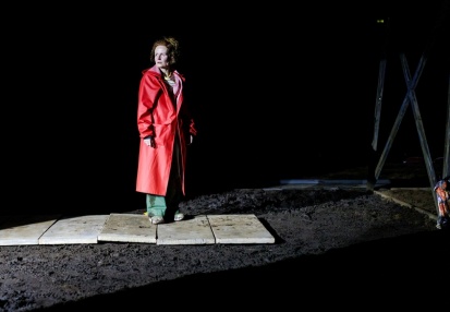 Dominika Kluźniak (Janina Duszejko) w spektaklu PROWADŹ SWÓJ PŁUG PRZEZ KOŚCI UMARŁYCH Olgi Tokarczuk w reż. Ewy Platt. Fot. Przemysław Jendroska