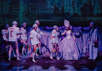 Scena zbiorowa w TERMOPILACH POLSKICH Tadeusza Micińskiego w reż. Jana Klaty. Fot. Karolina Jóźwiak